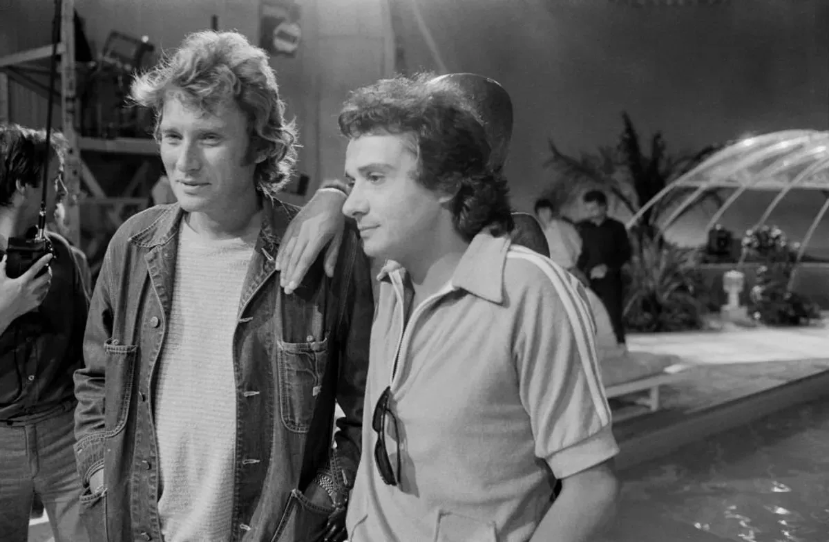 Johnny Hallyday et Michel Sardou lors d'une interview à Paris en France, en août 1978. | Photo : Getty Images