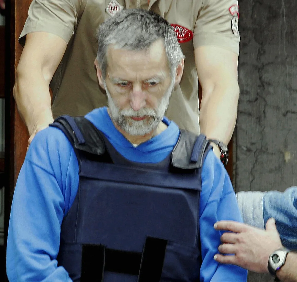 Michel Fourniret arrivant au quartier général de la police à Dinant. | Photo : Getty Images