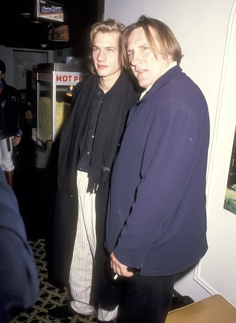 l'acteur Gérard Depardieu et son fils l'acteur Guillaume Depardieu assistent à la première de "Tous les matins du monde" à New York le 10 octobre 1992 au Consulat de France à New York. | Photo : Getty Images