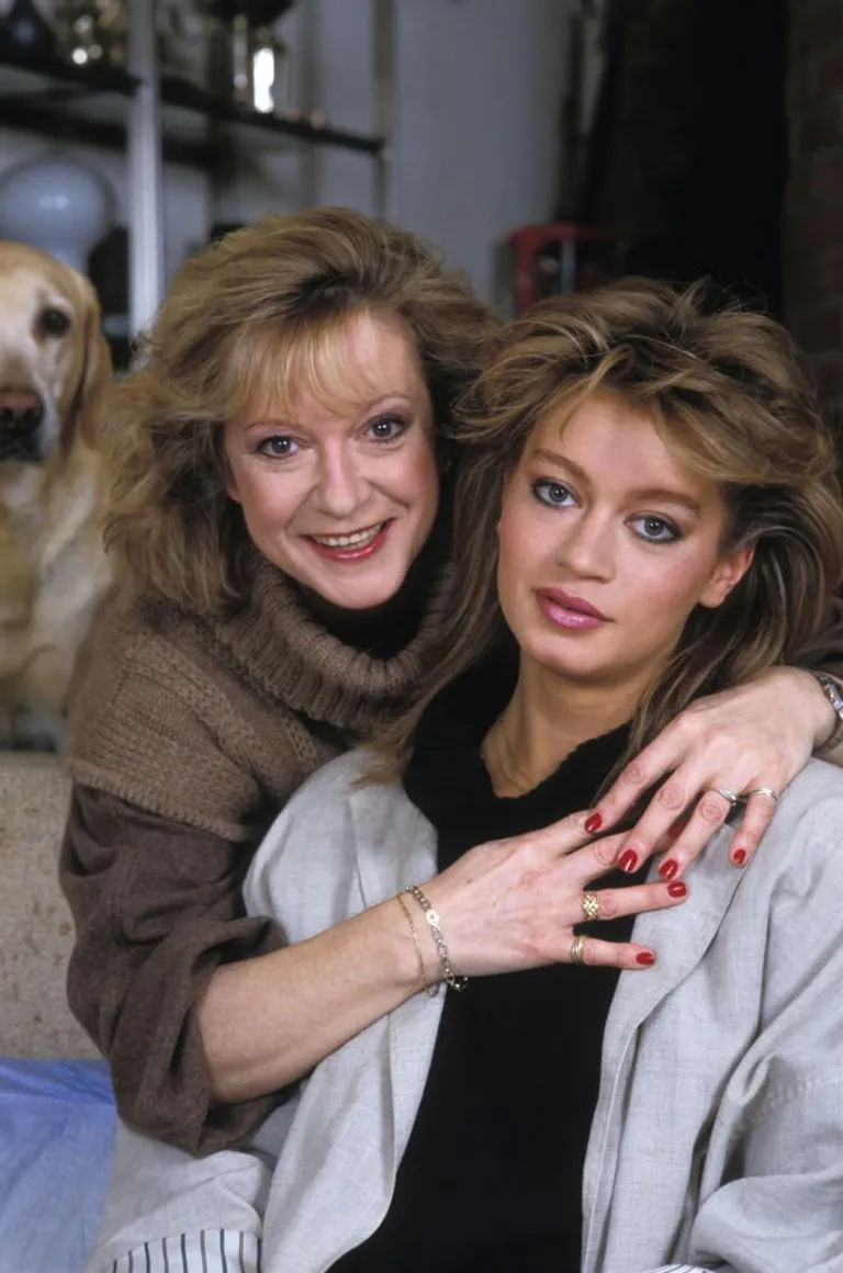 Alice Dona et sa fille Raphaëlle Ricci chez elle en avril 1989 à Paris, France. ǀ Source : Getty Images