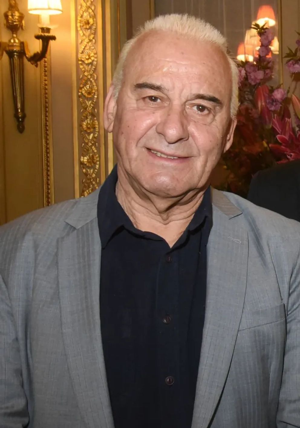 Michel Fugain assiste à "Sardou Regards" Lancement du livre de Bastien Kossek à l'hôtel Raphael le 15 avril 2019 à Paris. | Photo : Getty Images