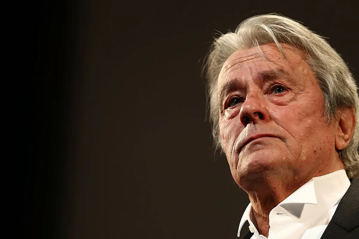 L'acteur franco-suisse Alain Delon apparaît sur scène lors d'un Hommage à Alain Delon au Théâtre Lumière dans le cadre du 66ème Festival de Cannes au Palais des Festivals le 25 mai 2013 à Cannes, France. | Photo : Getty Images