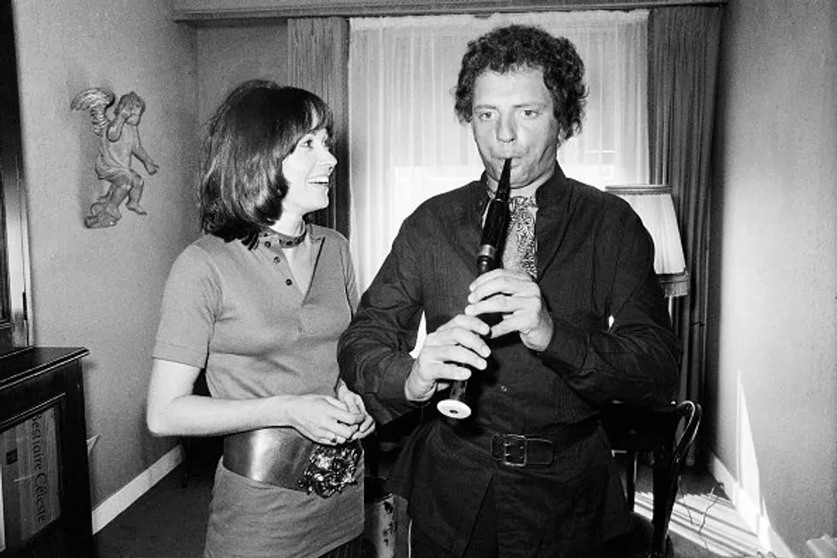 Jacques Martin with his partner actress Marion Game at their home in Neuilly-sur-Seine. | Photo : Getty Images