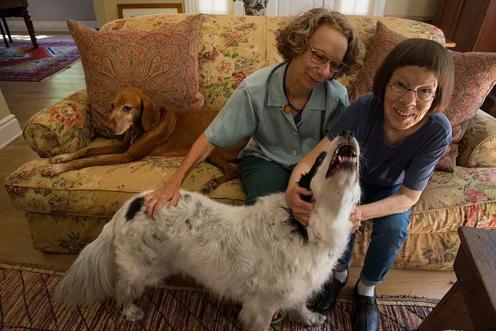Linda Hunt, à droite, avec son épouse Karen Klein en 2014, dans leur maison de Los Angeles | Photo : Getty Images