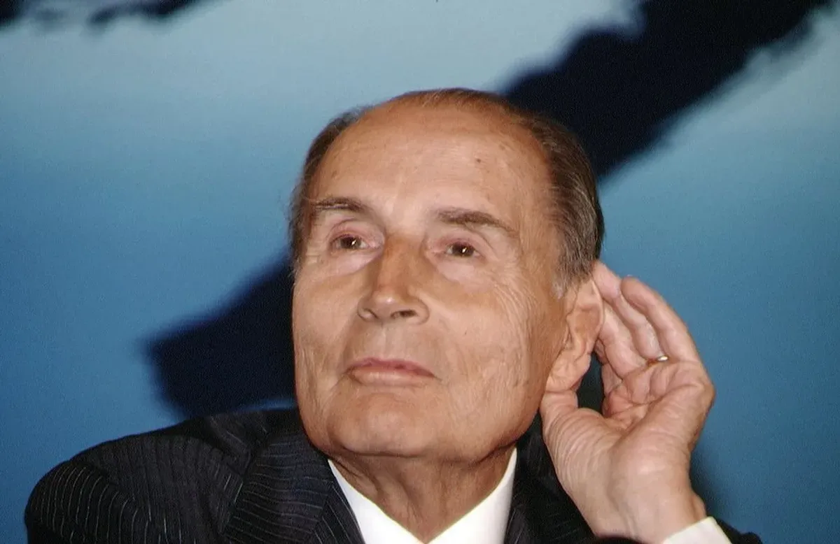 Le président François Mitterrand assiste à une conférence lors du sommet du G7 au Palais Royal de Naples, Piazza del Plebiscito, le 10 juillet 1994 à Naples. | Photo : Getty Images