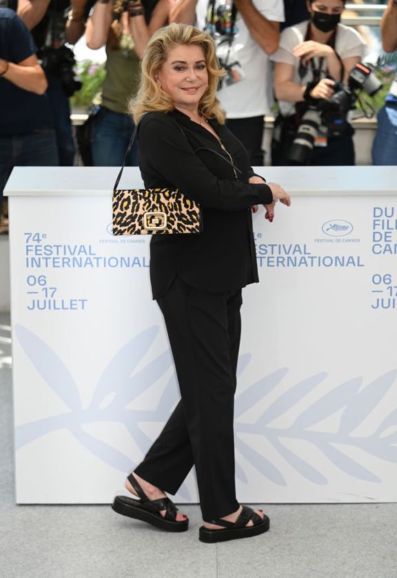 L'actrice française Catherine Deneuve pose lors d'un photocall pour le film "De Son Vivant" (Paisible) au 74e Festival de Cannes à Cannes, France le 11 juillet 2021. | Photo : Getty Images
