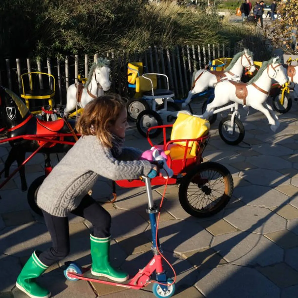 Une petite fille qui joue à la Trottinette | Photo : Getty Images