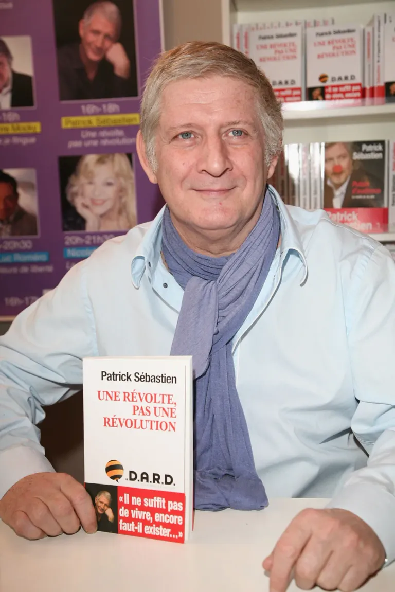 Patrick Sébastien signe des exemplaires de son livre au 30ème salon du livre à la Porte de Versailles Paris, France. | Photo : Getty Images