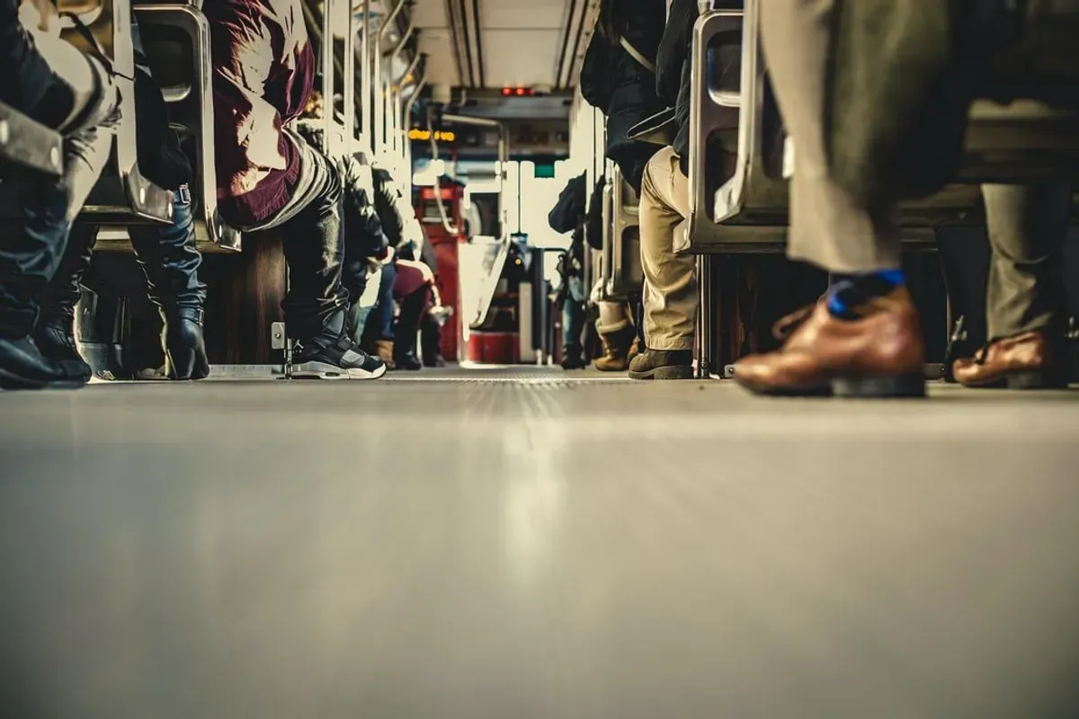 Un bus bondé. | Source : Shutterstock