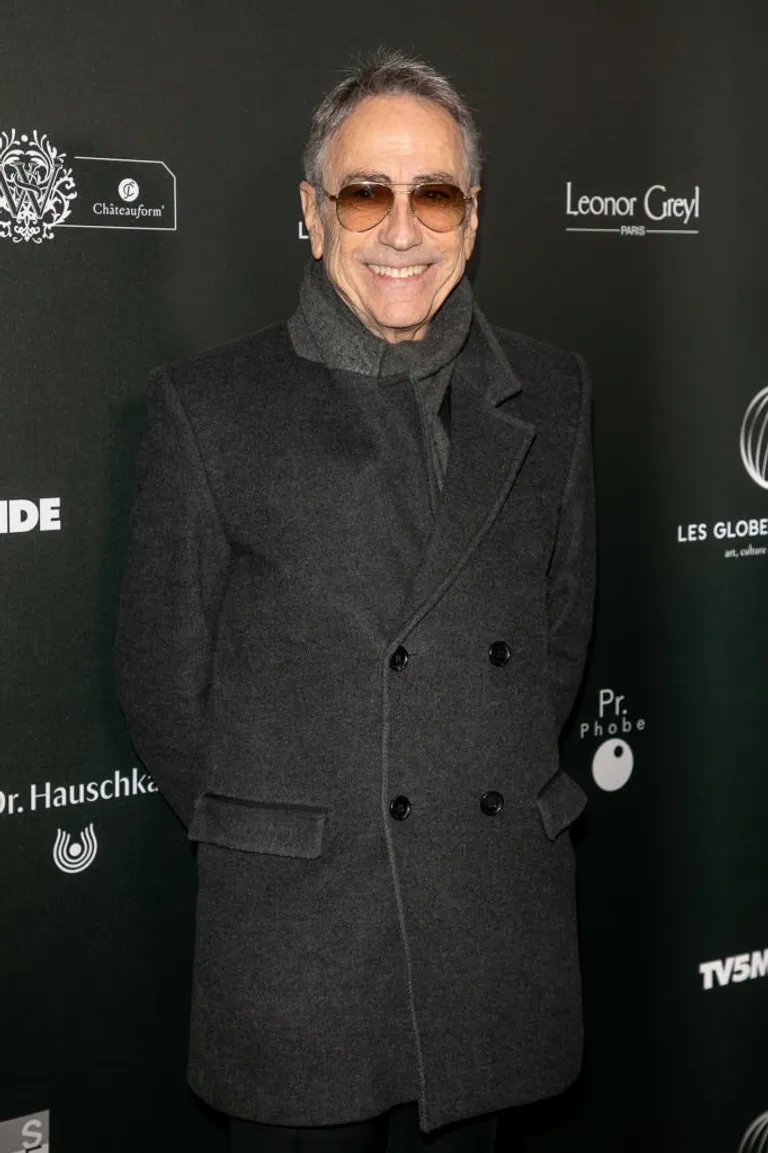 Alain Chamfort le 4 février 2019 à Paris pour la 14ème cérémonie du "Globe de Cristal". l Source : Getty Images