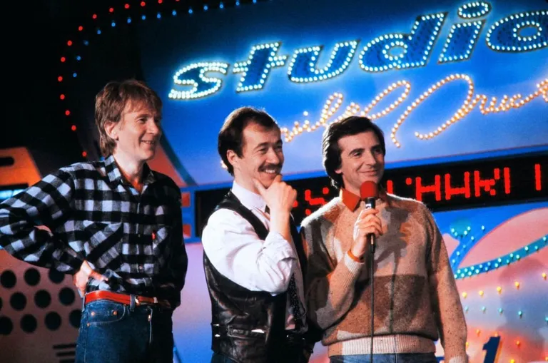 La photo prise en février 1984 montre le groupe musical français Les Charlots lors de l'émission télévisée "Studio 1" à Paris. | Photo : Getty Images