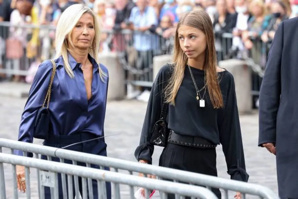 La fille de Jean-Paul Belmondo, Stella Belmondo (à droite), et son ex-femme, Natty Tardivel, arrivent à la cérémonie d'enterrement de l'acteur français décédé | Photo : Getty Images