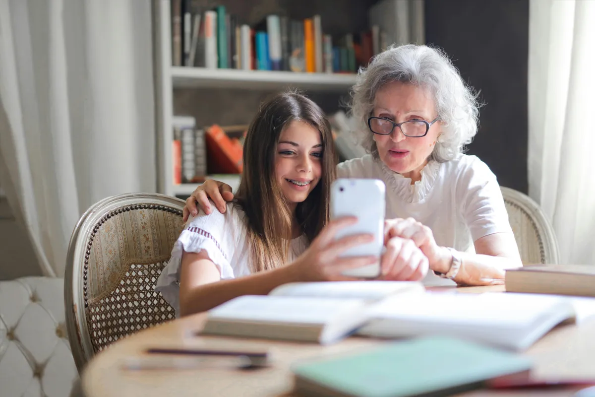 Une grand-mère prenant une photo avec sa petite fille. | Photo : Unsplash