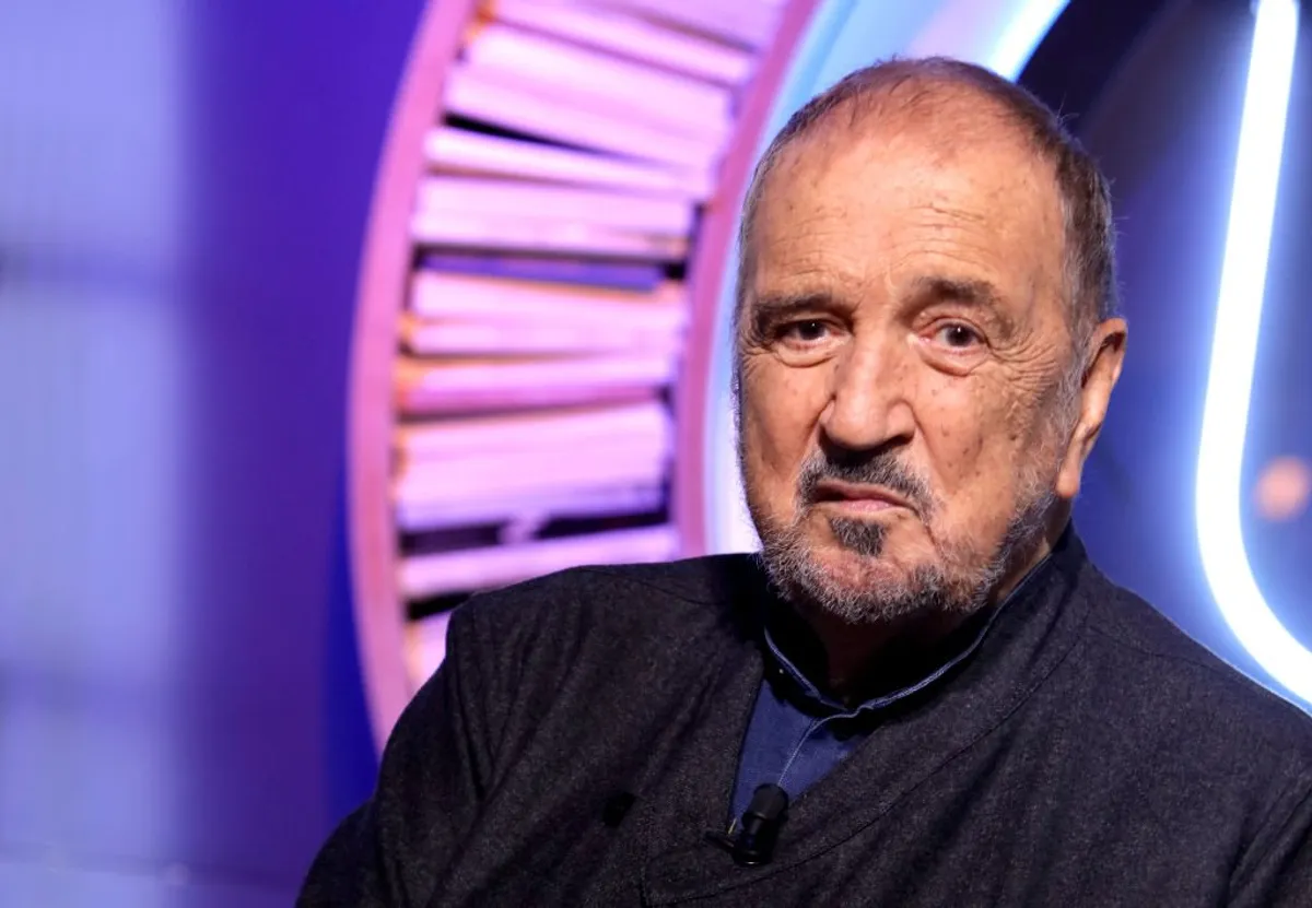 Jean-Claude Carrière pose lors de la Grande Librairie sur France 5 présenté par François Busnel à Paris, France le 11/07/2018. | Photo : Getty Images