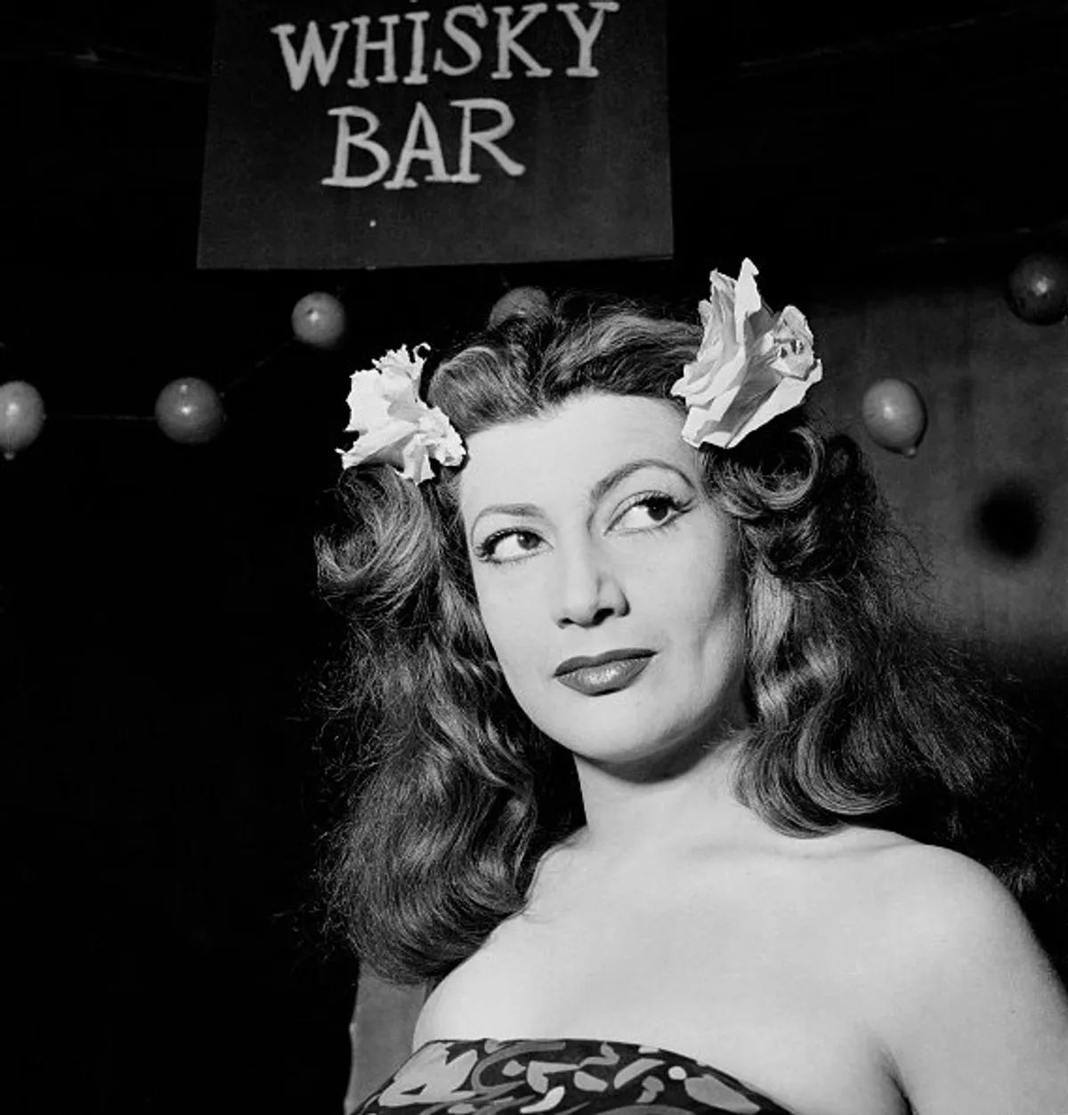 L'actrice française Rosy Varte sur le plateau de la pièce "Poof" du dramaturge Armand Salacrou mise en scène par Yves Robert au théâtre Edouard VII, à Paris, France, le 31 décembre 1950. | Photo : Getty Images