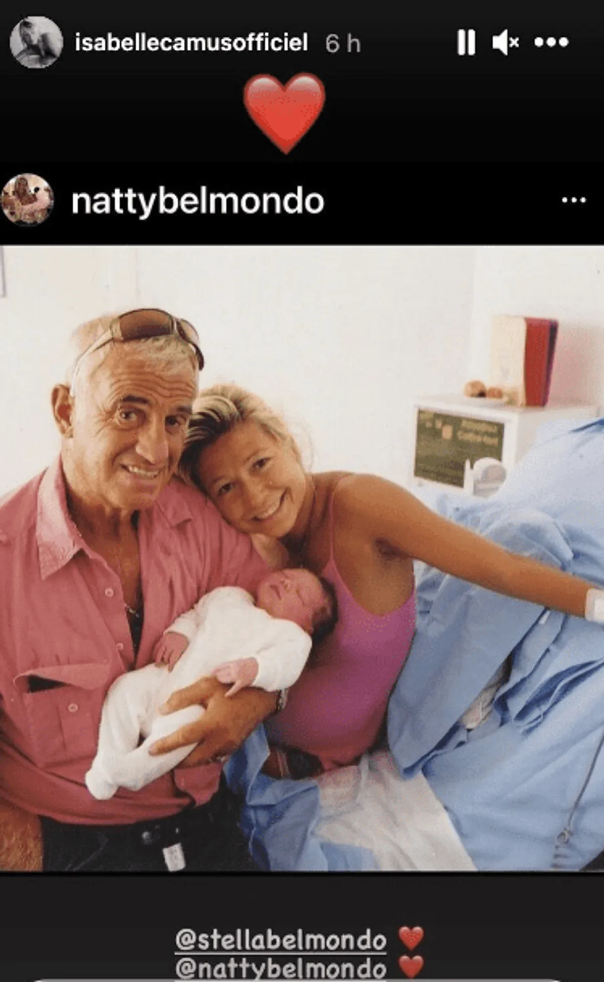 Jean-Paul Belmondo tenant sa fille Stella dans ses bras. | Photo : Story Instagram / Nattybelmondo