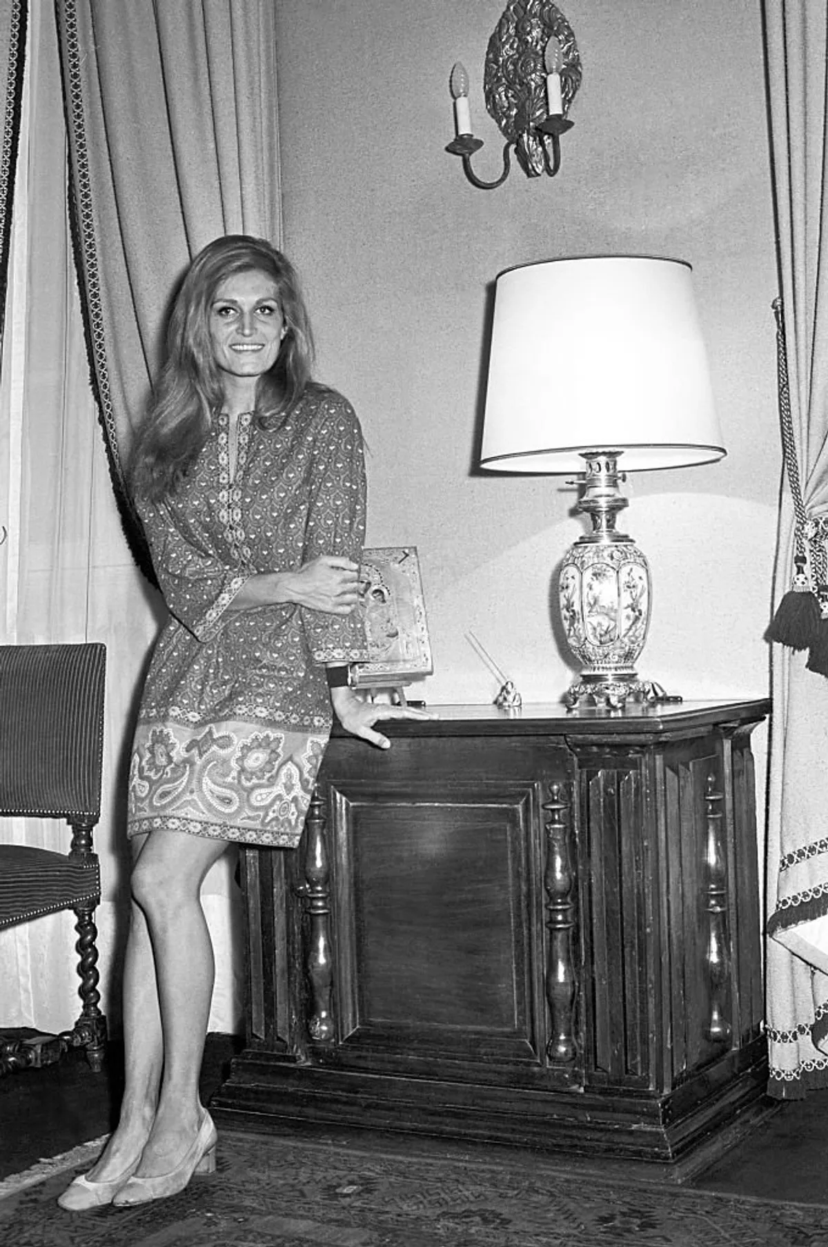 Dalida (Iolanda Cristina Gigliotti) pose dans sa maison. Paris, 1968. | Photo : Getty Images