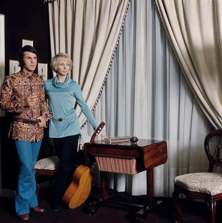 Le chanteur Salvatore Adamo et sa femme Nicole chez eux en 1970, en Belgique | photo : Getty Images