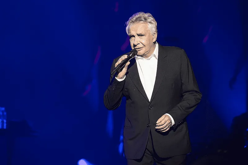 Michel Sardou se produit à l'Olympia le 9 juin 2013 à Paris, France. | Photo : Getty Images