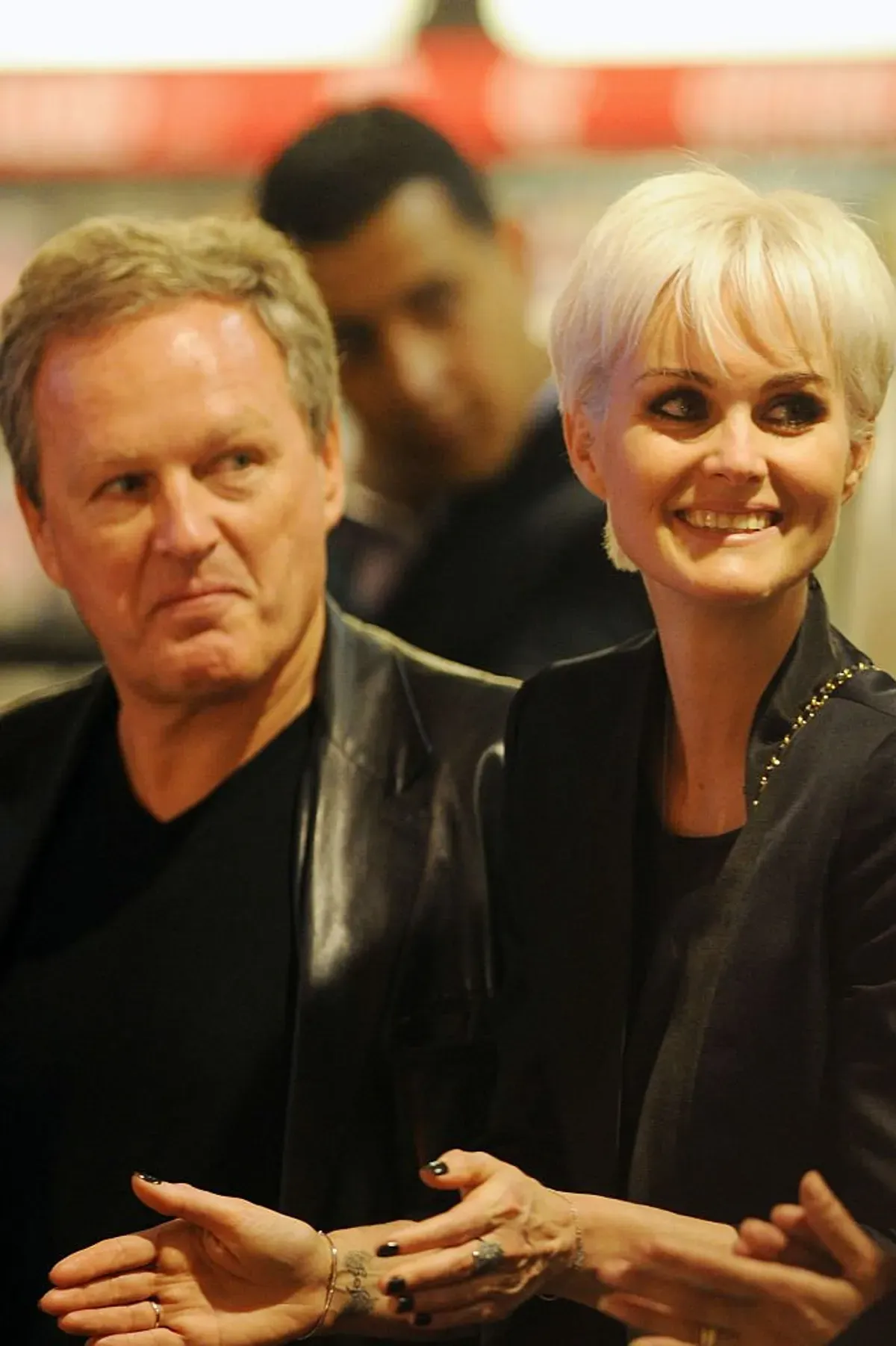 André Boudou (et sa fille Laeticia Hallyday assistent à la célébration du lancement du nouvel album au Virgin Megastore Champs-Elysées à Paris. | Photo : Getty Images