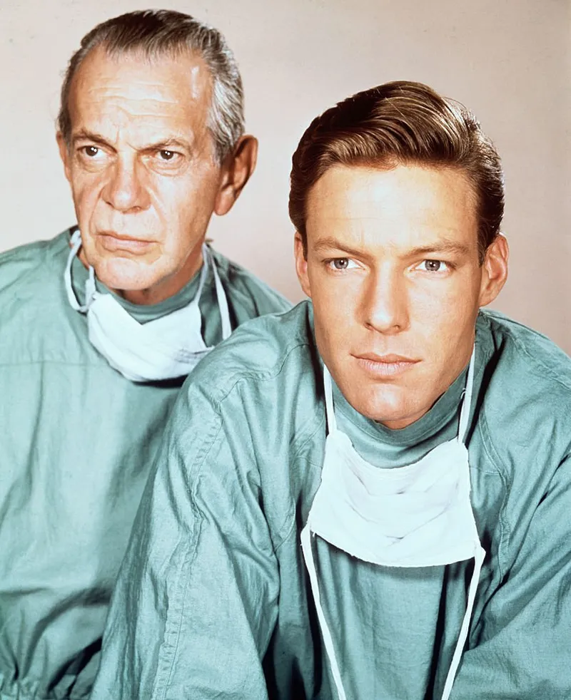 Richard Chamberlain et Raymond Massey dans "Le Jeune Docteur Kildare". l Source : Getty Images