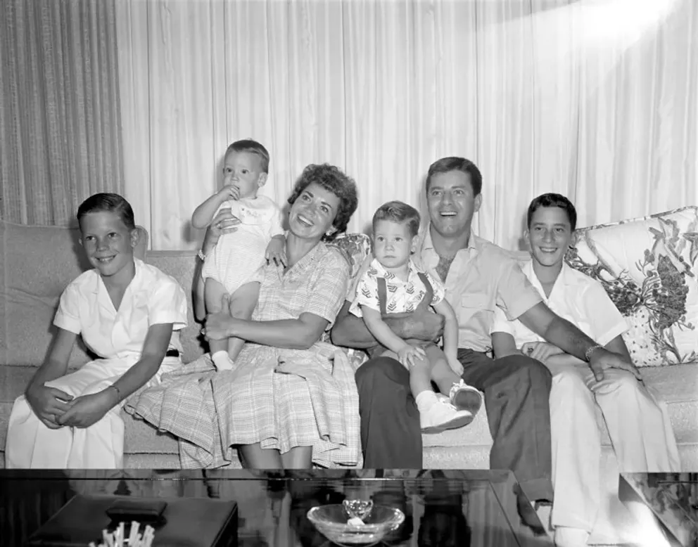 Jerry Lewis, Patti Palmer et quatre de ses fils en Californie, en septembre 1958 | Photo : Getty Images