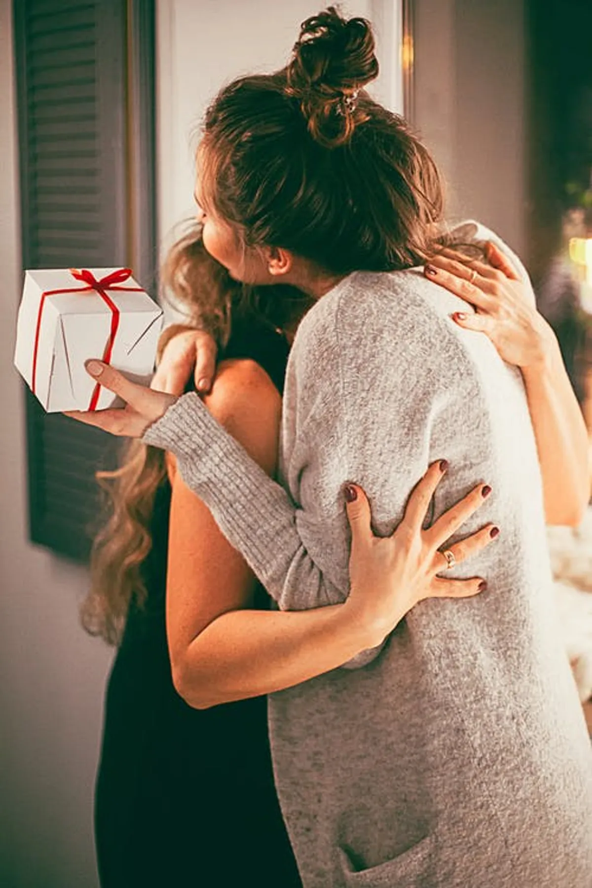 Deux sœurs qui s'embrassent | Photo : Pexels