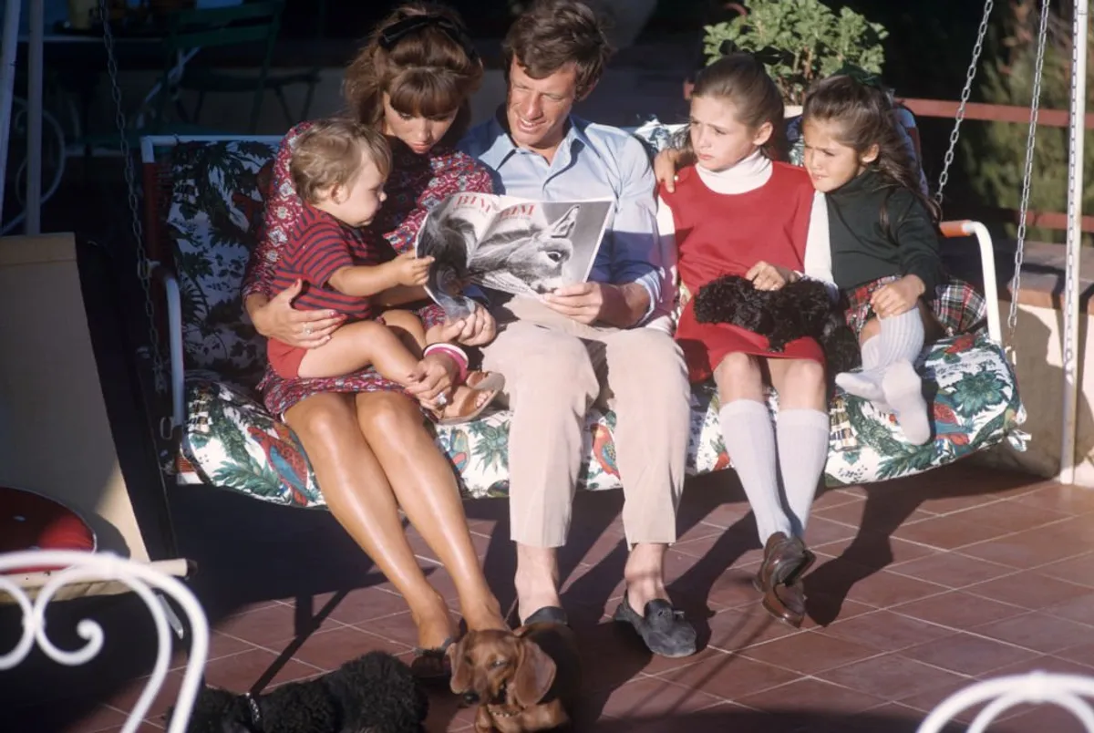 Jean-Paul Belmondo en vacances en famille avec son épouse Elodie et leurs trois enfants Patricia 11 ans, Florence 5 ans et Paul 15 mois | Photo : Getty Images