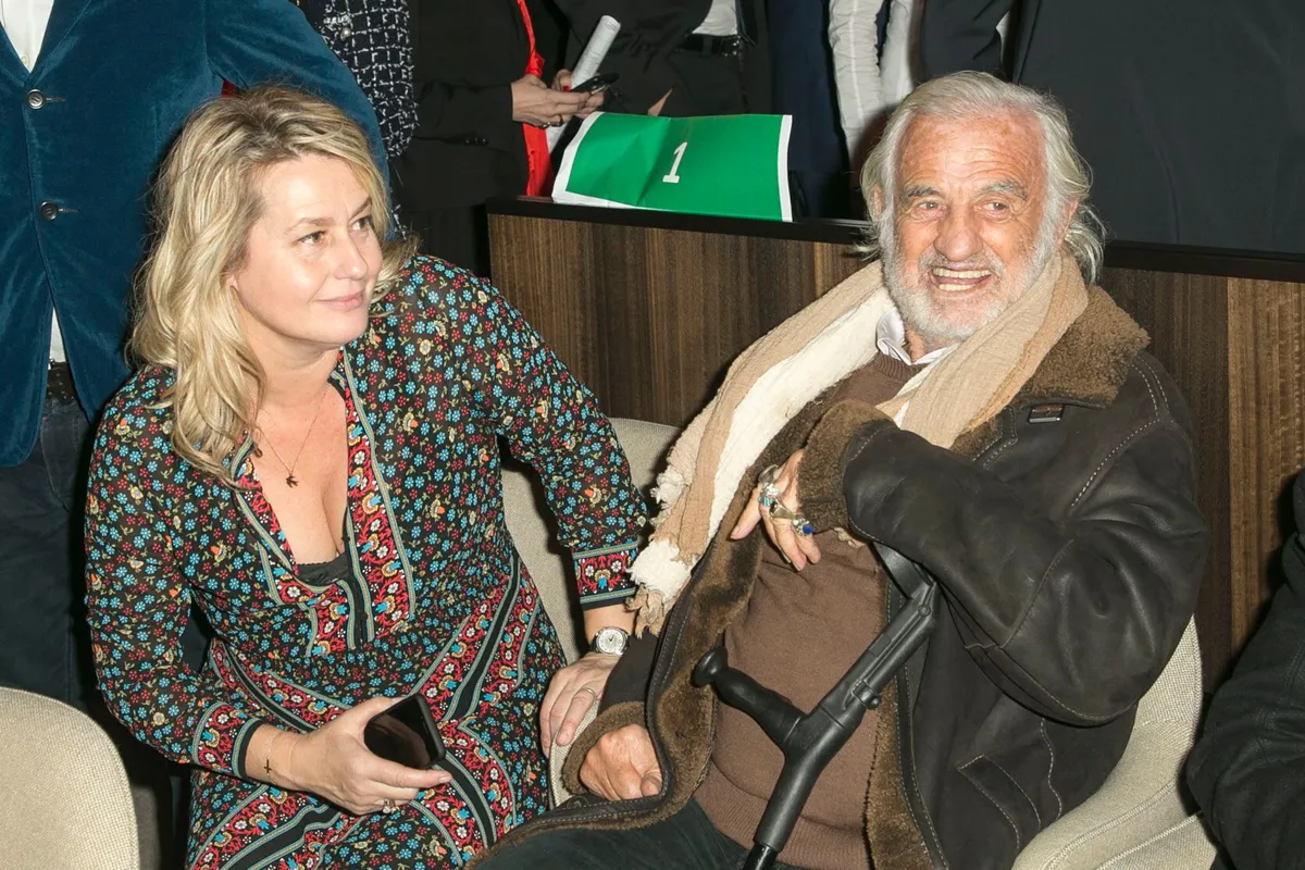 Luana Belmondo et Jean-Paul Belmondo assistent aux "Gazelles" mises en scène par Paul Belmondo en première à l'UNESCO à Paris, France. | Photo : Getty Images