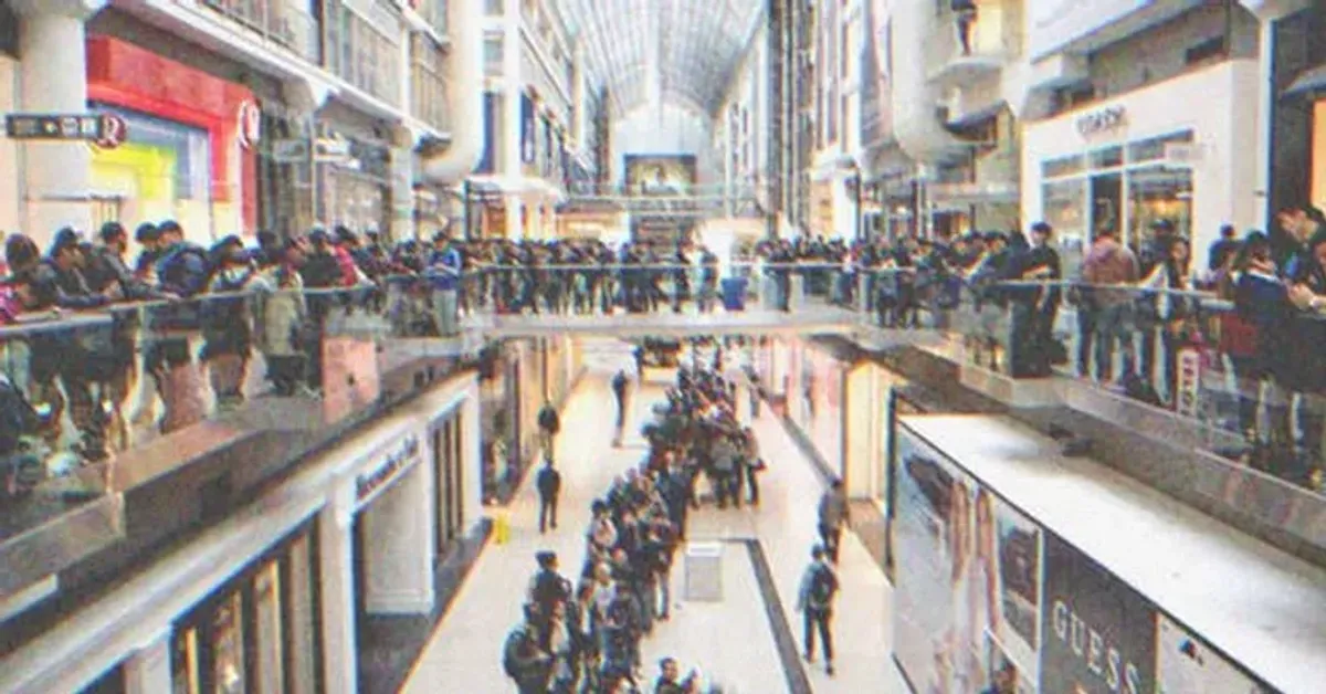 Ligne énorme au centre commercial | Source : Shutterstock