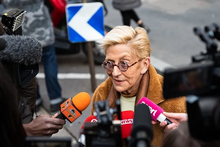 Isabelle Balkany, maire par intérim de Levallois, s'adresse aux journalistes. | Photo : Getty Images.