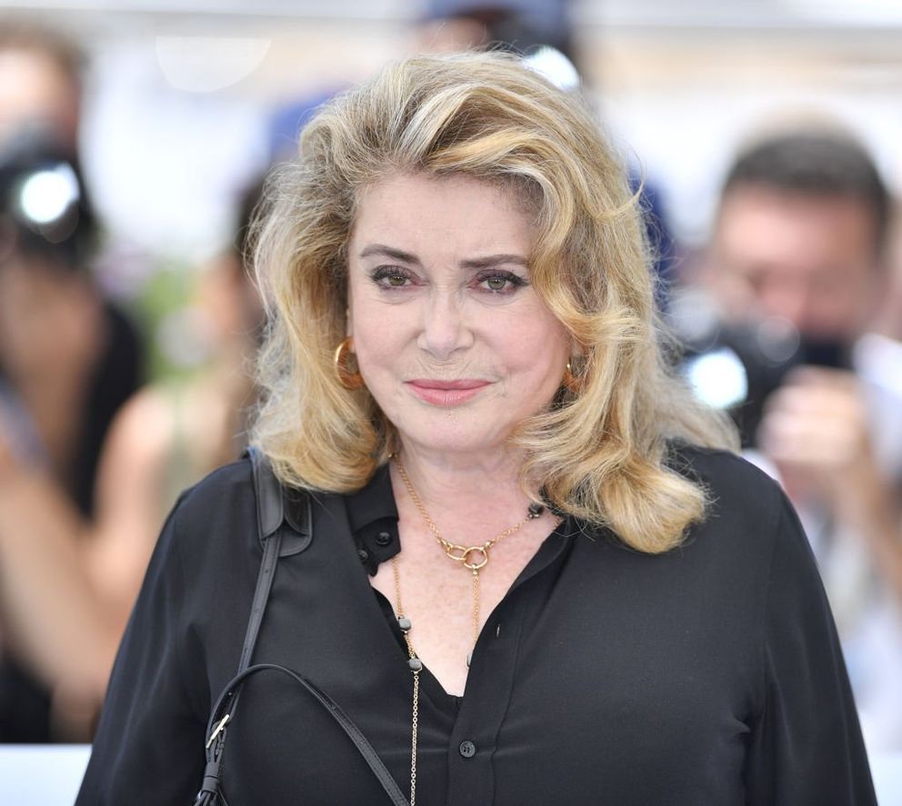 L'actrice française Catherine Deneuve pose lors d'un photocall pour le film "De Son Vivant" (Paisible) au 74e Festival de Cannes à Cannes, France le 11 juillet 2021. | Photo : Getty Images