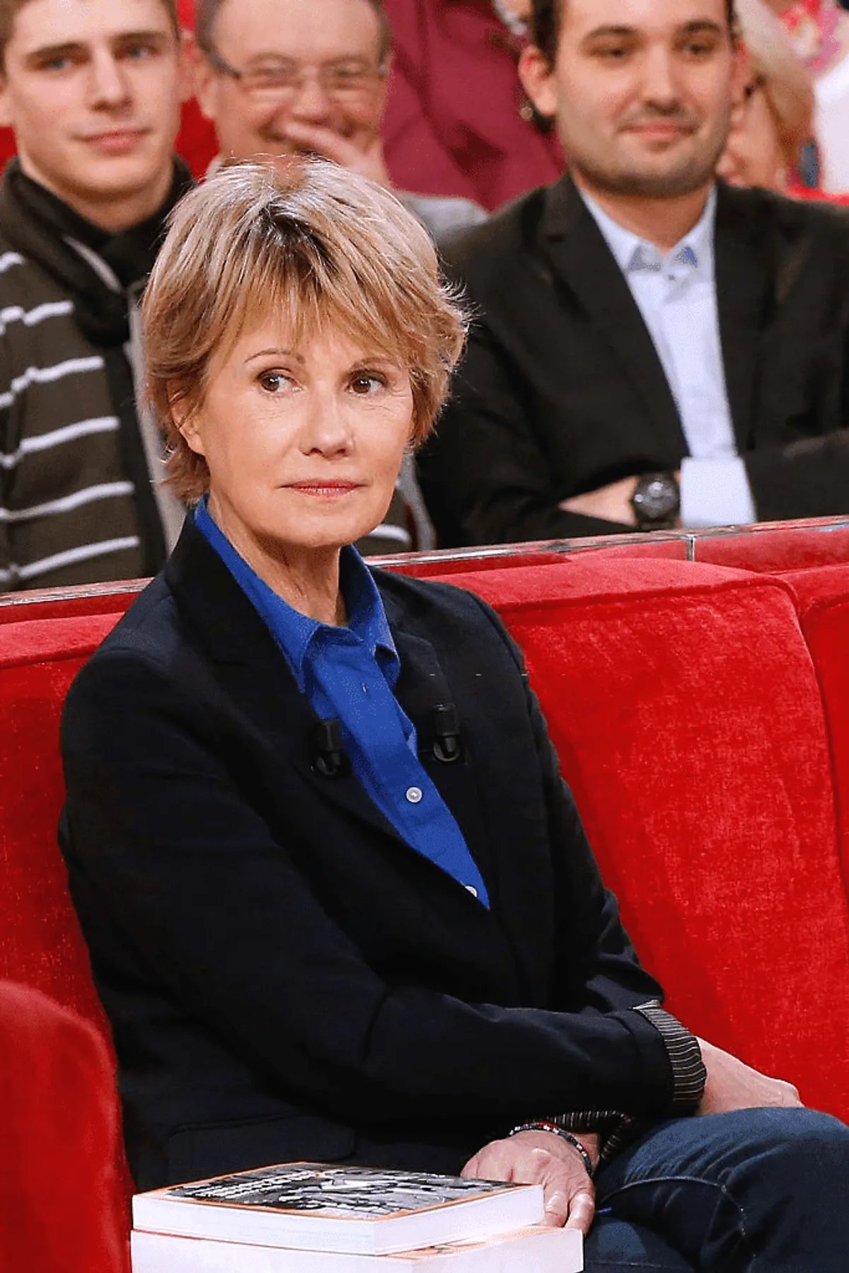 Invitée principale du spectacle, l'actrice Miou-Miou présente la pièce de théâtre "Des gens bien", jouée au Théâtre Hébertot, dans le cadre de l'émission de télévision française "Vivement Dimanche" au Pavillon Gabriel le 4 février 2015 à Paris, France. | Photo : Getty Images
