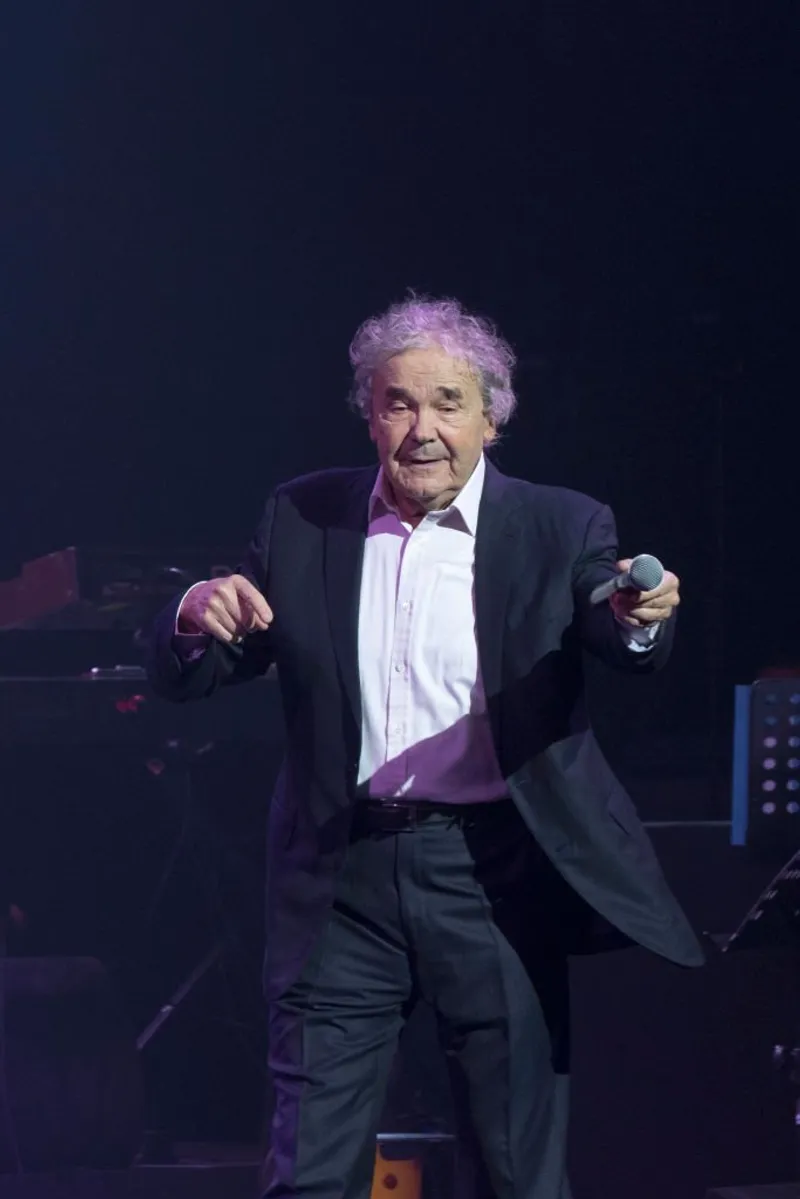Pierre Perret se produit lors de la célébration des "60 ans de chansons de Pierre Perret" à la Salle Pleyel le 10 décembre 2017 à Paris, France. | Photo : Getty Images