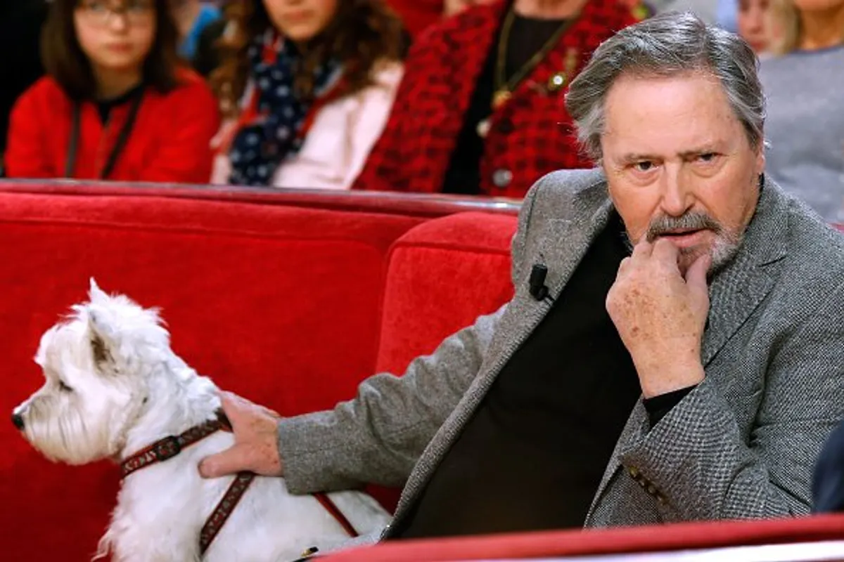L'acteur Victor Lanoux, ici avec son chien Babette, présente son livre "Deux heures a tuer au bord de la piscine" . |Photo : Getty Images.