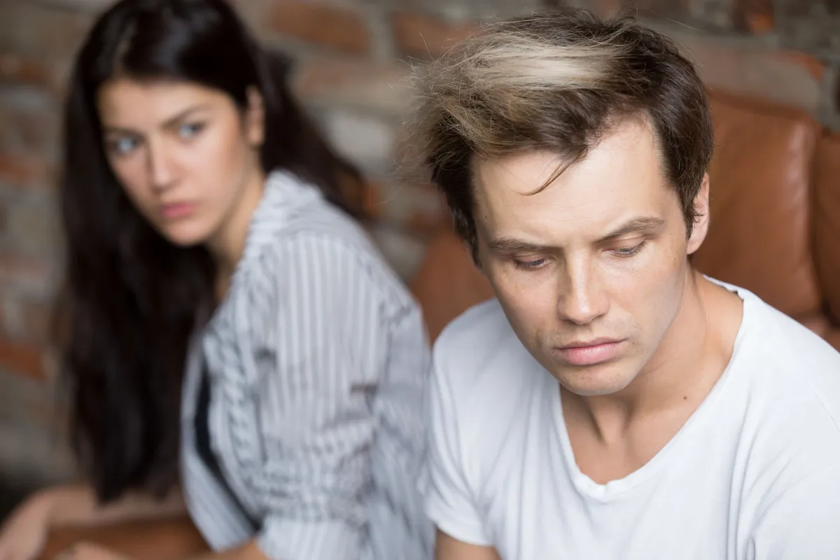 Une femme doutant de son compagnon. l Source : Shutterstock