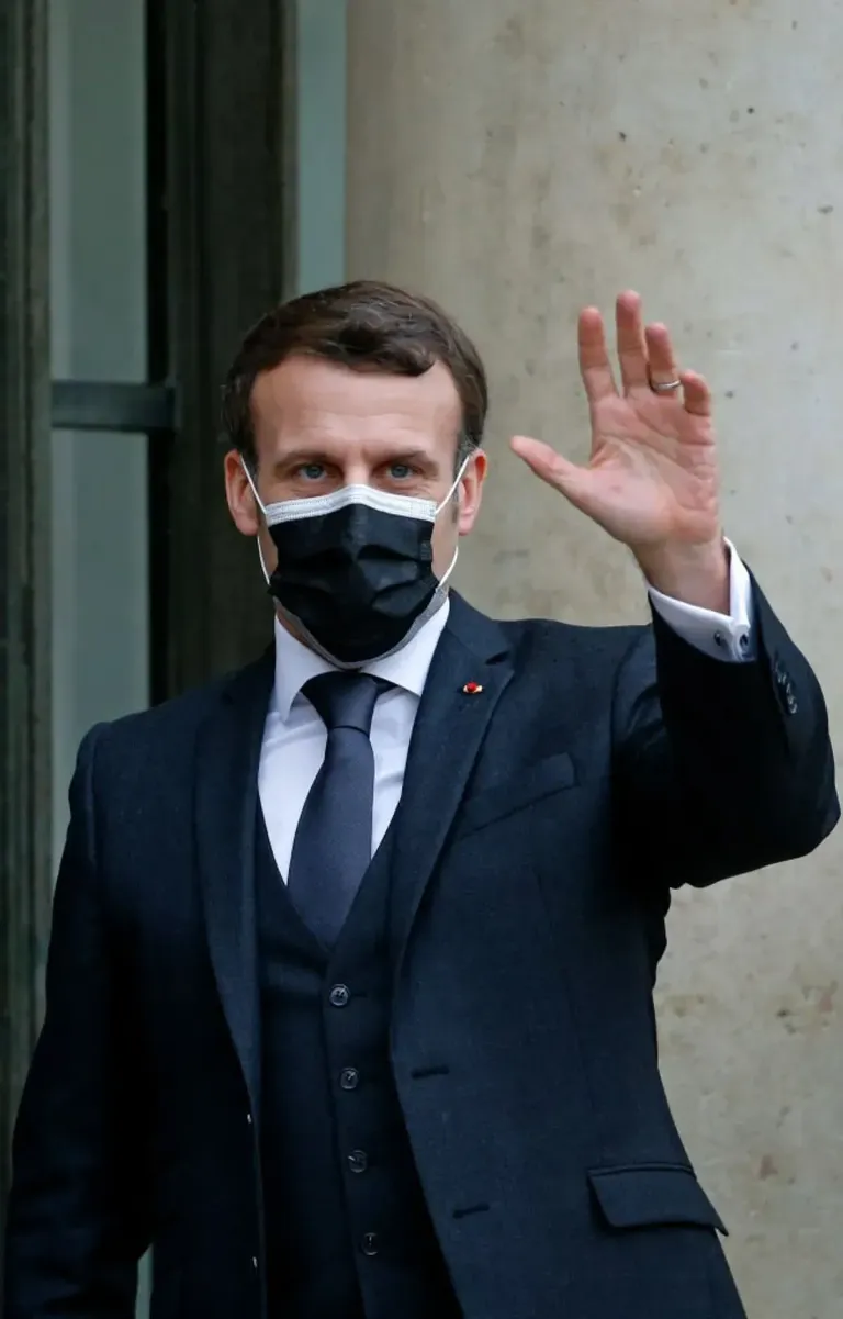 Le président français Emmanuel Macron arrive pour donner une conférence de presse après un sommet du Conseil européen tenu par vidéoconférence, le 25 février 2021, au palais de l'Élysée à Paris. | Photo : Getty Images