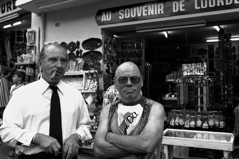 Jean Poiret et Dominique Zardi sur le tournage du film 'Le miraculé' réalisé par Jean-Pierre Mocky à Lourdes en aout 1986, France. | Photo : Getty Images