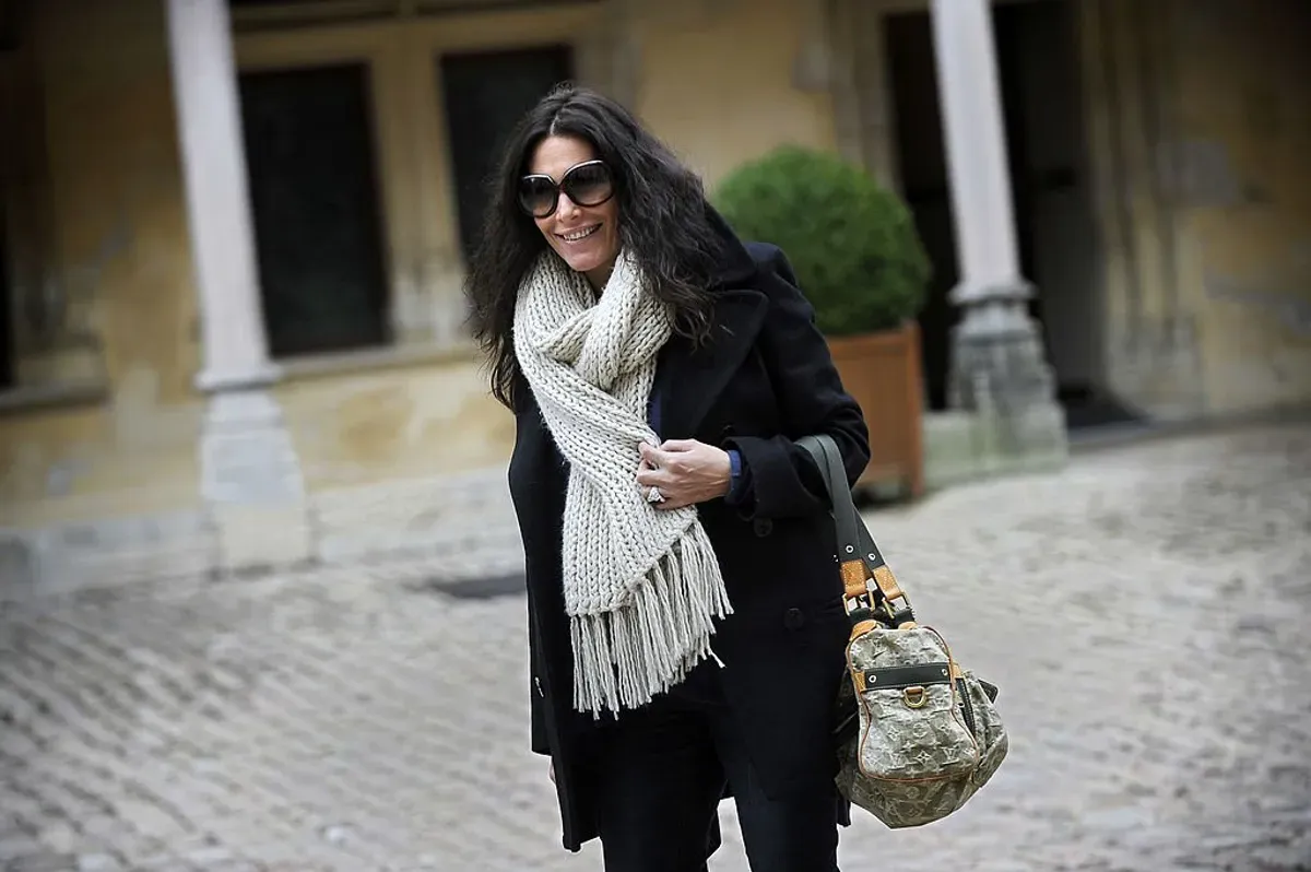 L'actrice française Astrid Veillon arrive pour assister à la 149e édition de la vente aux enchères de vin des Hospices de Beaune, le 15 novembre 2009 à Beaune, dans le centre de la France. | Photo : Getty Images