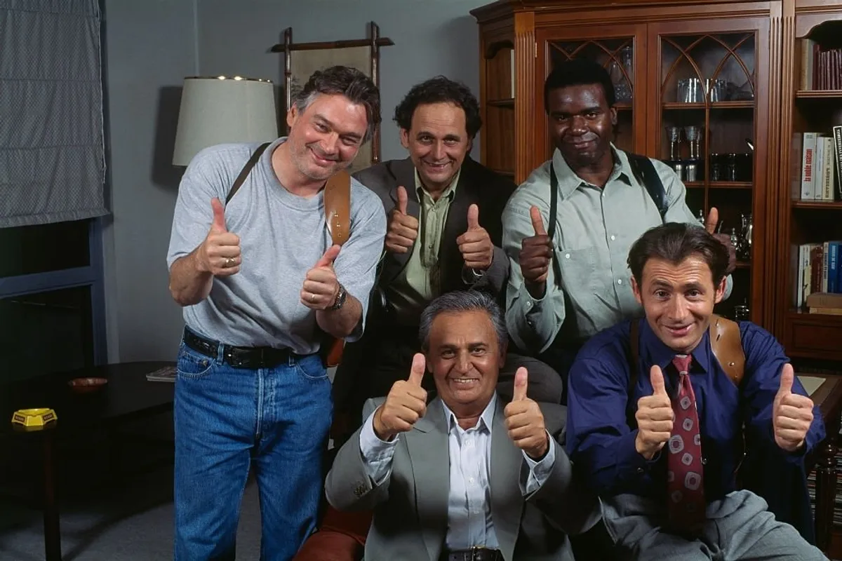 (Au premier rang, de gauche à droite) les acteurs français Roger Hanin et Daniel Rialet, (au second rang, de gauche à droite) les acteurs français Christian Rauth, Jean-Claude Caron et Jacques Martial sur le plateau de la série policière télévisée "Navarro". | Photo : Getty Images