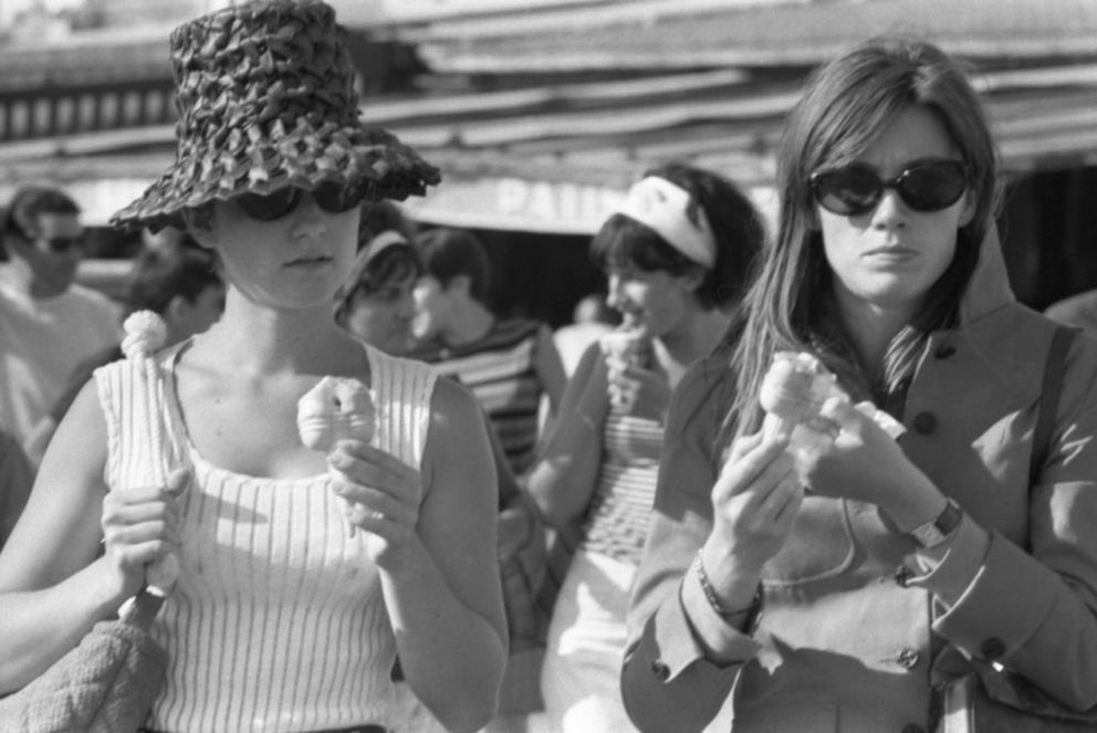 Sheila et Françoise Hardy en vacances à Saint-Tropez le 24 juillet 1965, France. | Photo : Getty Images