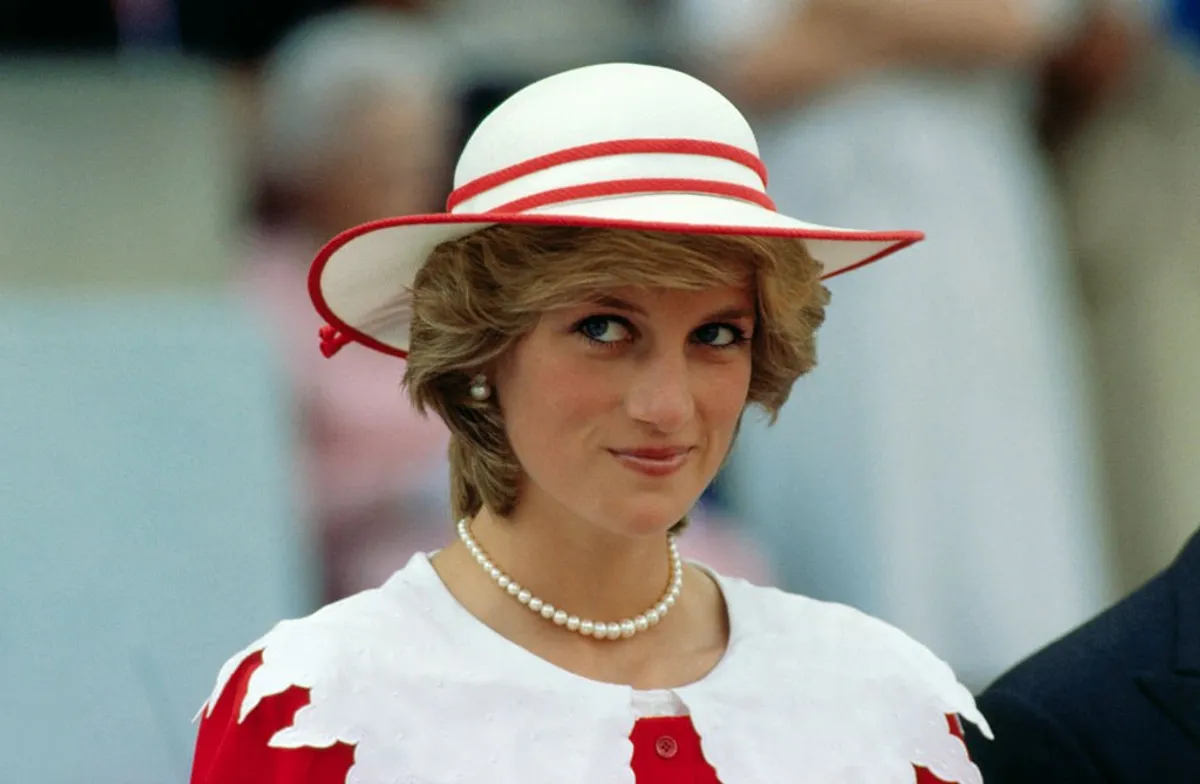 Diana, princesse de Galles, porte une tenue aux couleurs du Canada lors d'une visite d'État à Edmonton, en Alberta, avec son mari. | Photo : Getty Images
