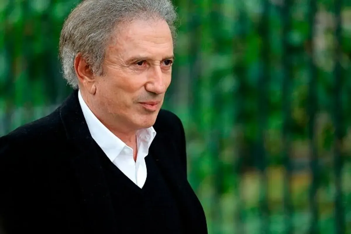 Michel Drucker arrive à l'église Saint-Germain-des-Pres à Paris le 4 juin 2020. | Photo : Getty Images