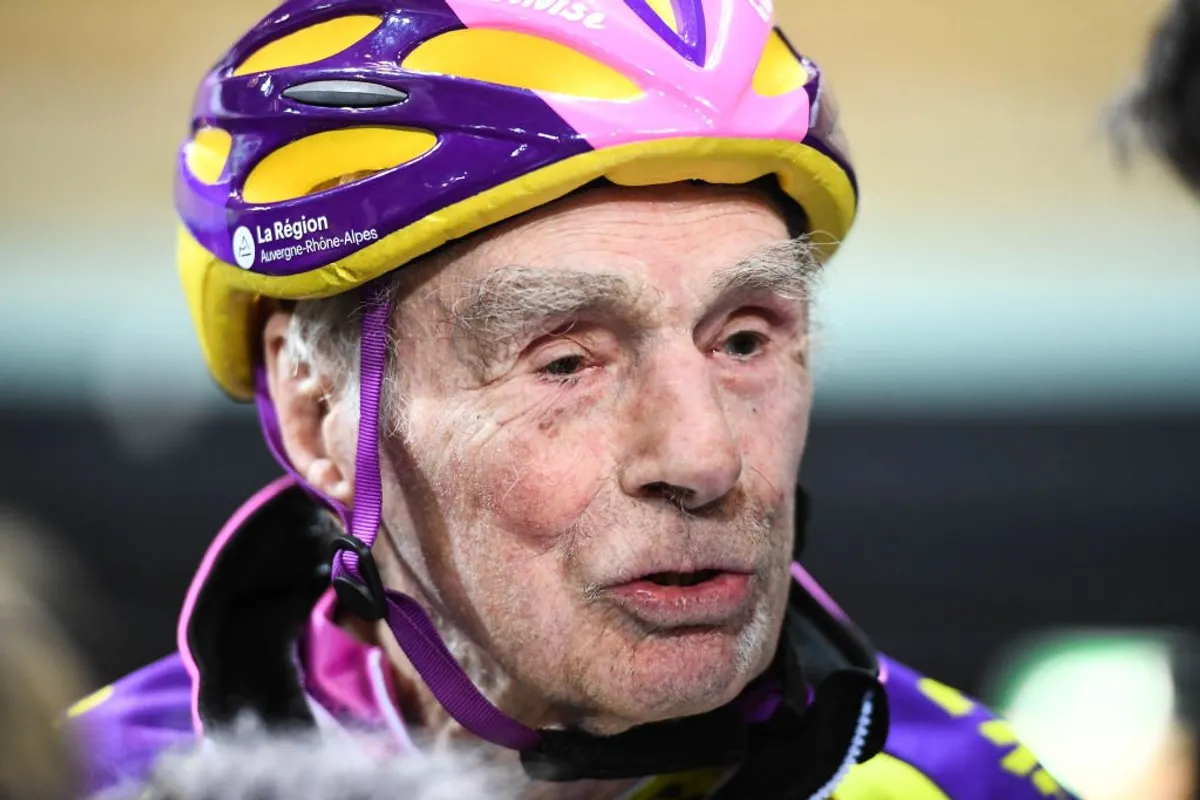 Robert Marchand, 106 ans, lors d'une exposition au Vélodrome National le 11 février 2018 à Paris, France. | Photo : Getty Images