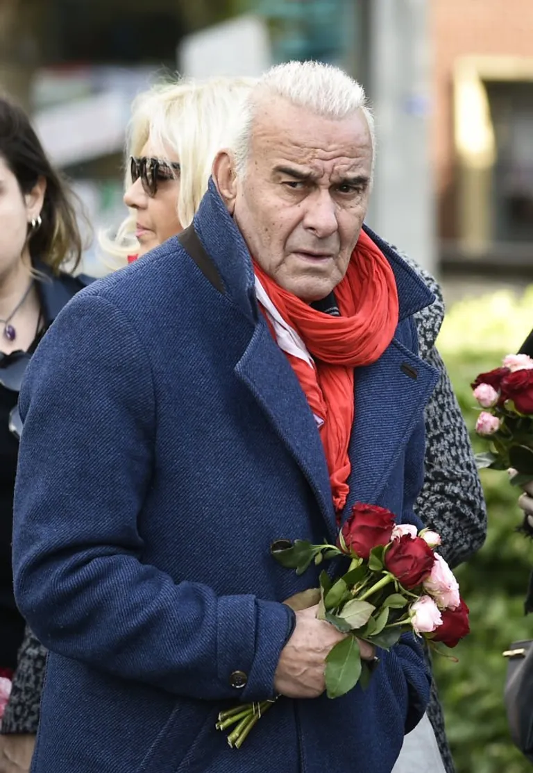 Le chanteur français Michel Fugain arrive pour assister à la cérémonie funéraire de la chanteuse belge Maurane à l'église Notre-Dame-des-Grâces à Bruxelles le 17 mai 2018. | Photo : Getty Images