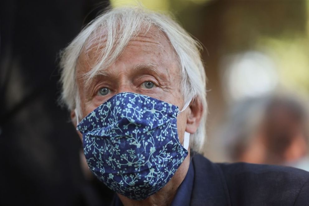 Dave portant un masque de protection assiste aux funérailles de la chanteuse belge Annie Cordy à Cannes, dans le sud de la France, le 12 septembre 2020. | Photo : Getty Images
