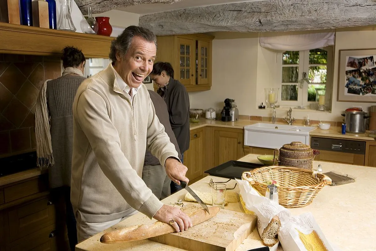 Michel Leeb et sa famille dans la cuisine de leur maison du Luberon. l Source : Getty Images