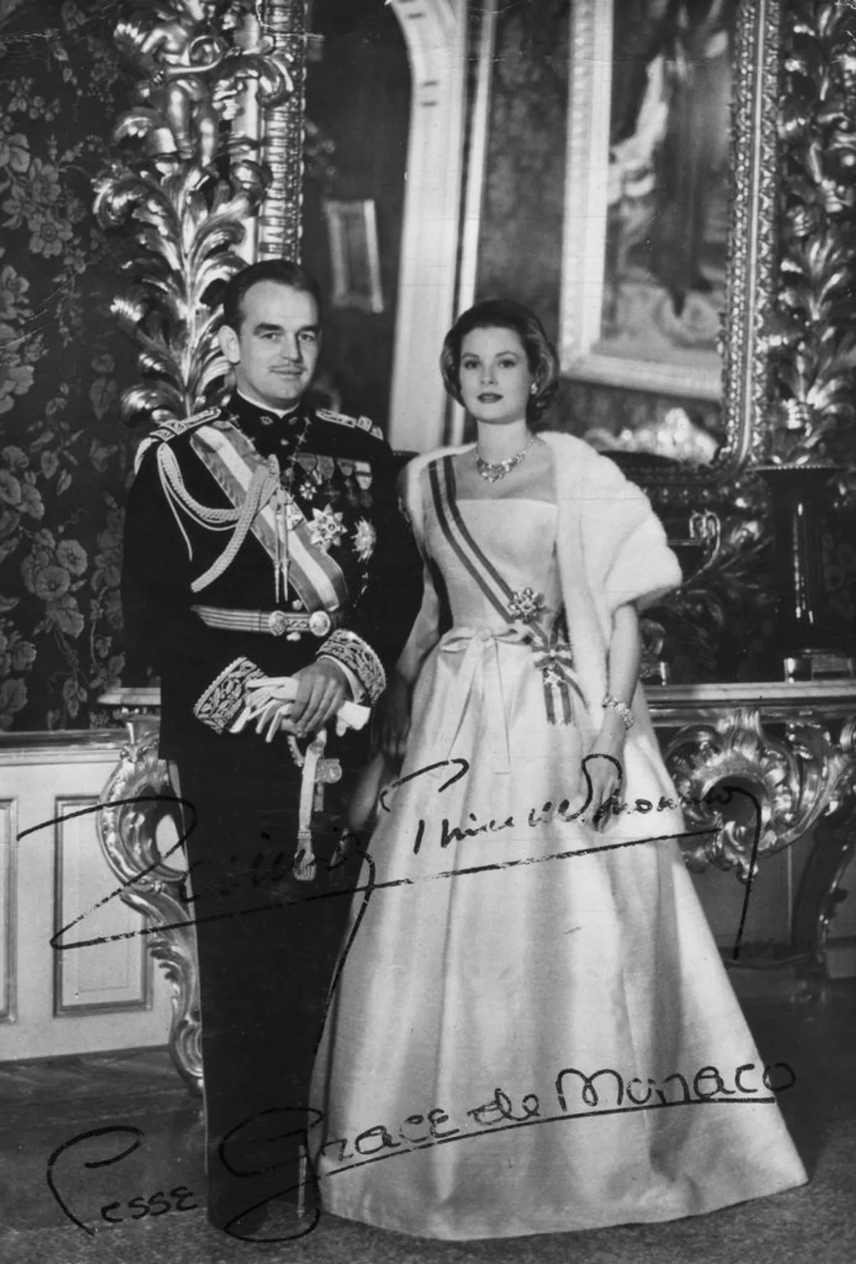 Le prince Rainier III et la princesse Grace Kelly de Monaco lors de leur mariage, XXe siècle. | Photo : Getty Images