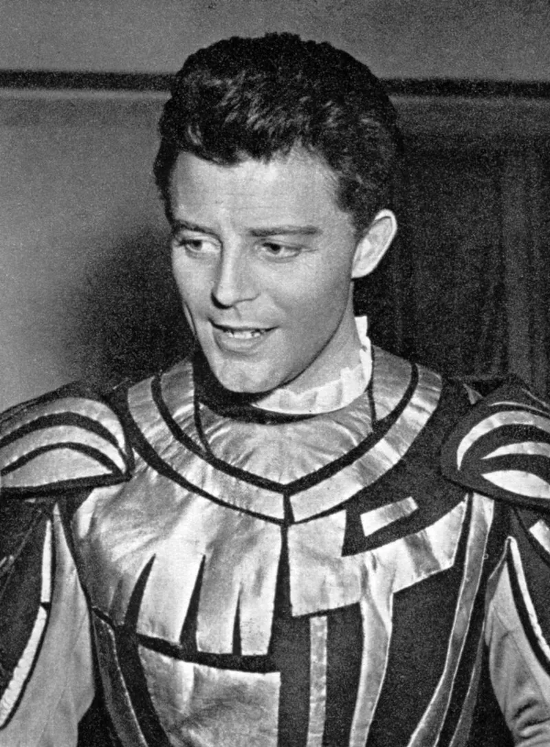 L'acteur français Gérard Philipe portant le costume de Don Rodrigue dans Le Cid de Pierre Corneille, lors de sa visite à Varsovie en 1954 | Source : Wikimedia.