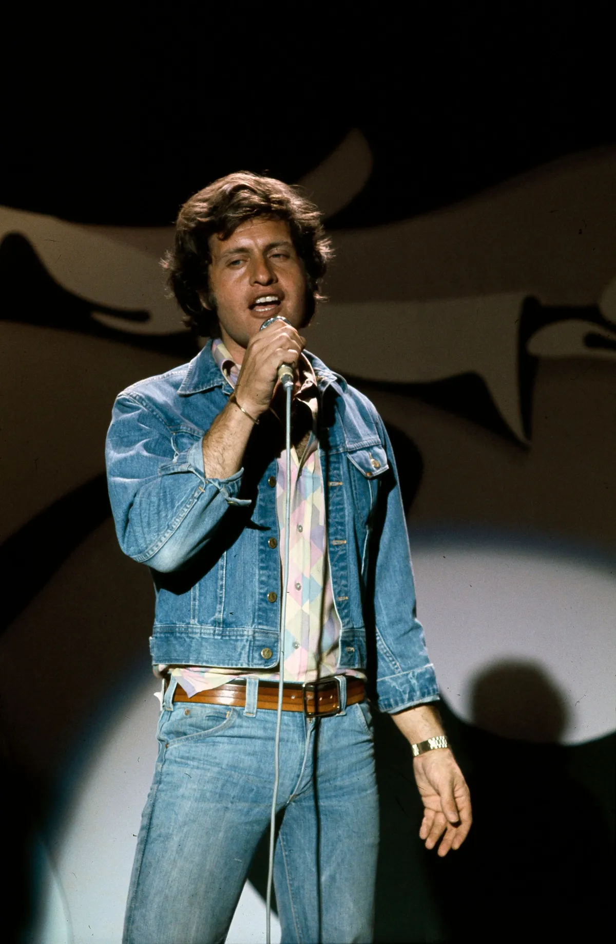 Joe Dassin sur le plateau de l'émission qui lui est dédié "" Number one "" réalisé par Marion Sarraut. | Photo : Getty Images